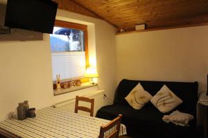 a living room with a couch and a table at Rad - Wanderparadis Tiroler Zugspitze Arena Ehrwald in Ehrwald