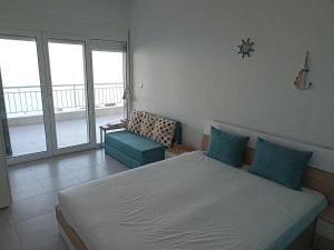 Posteľ alebo postele v izbe v ubytovaní By the sea with great view