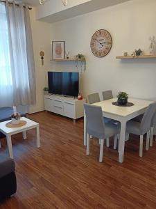 sala de estar con mesa y TV en Apartmán u Fontány en Poděbrady