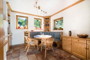 comedor con mesa y sillas en Ferienhaus Burgblick, en Münzenberg