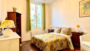 sypialnia z łóżkiem i oknem w obiekcie Petit Appartement dans une maison w Bajonnie