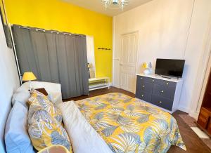 Łóżko lub łóżka w pokoju w obiekcie Petit Appartement dans une maison