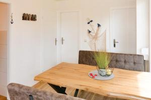 a dining room table with a plant on top of it at Ferienhäuser Kiebitzsee in Falkenberg