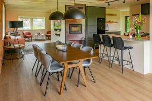 a kitchen and dining room with a table and chairs at WaddenParels Zoet in Midsland