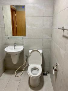 a bathroom with a toilet and a sink at 新加坡工業區vsip旁邊方便的寧靜大樓 in Thuan An