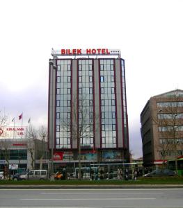 un hotel rojo alto con un cartel encima en Bilek Istanbul Hotel, en Estambul