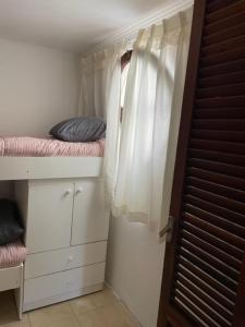 1 dormitorio con 2 literas y ventana en Alquiler San Bernardo 2024 -Dpto 3 Amb en San Bernardo