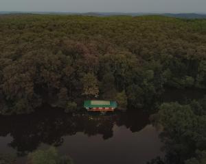 una vista aérea de una casa en medio de un lago en Rukhad Jungle Camp - Pench, 