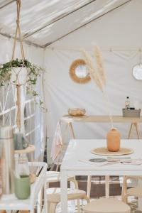 Habitación con mesa blanca y sillas en Cocooning Tipi - Seignosse en Seignosse