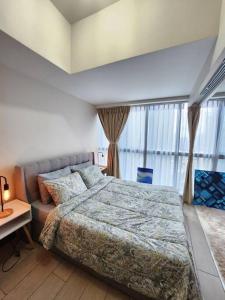 ein Schlafzimmer mit einem Bett und einem großen Fenster in der Unterkunft Cosy Executive 1 BR Uptown Parksuites Ultra fast Internet in Manila