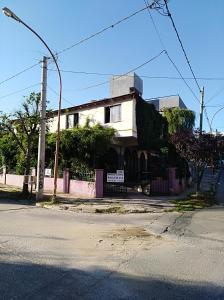 una casa en la esquina de una calle en QUIRUS DORMIS en Villa Carlos Paz