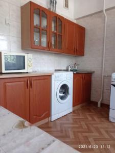 cocina con lavadora y microondas en X.ata 3 en Almaty