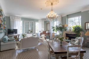 - un salon avec une table et des chaises dans l'établissement Hôtel L'Hermitage, à Pernes-les-Fontaines