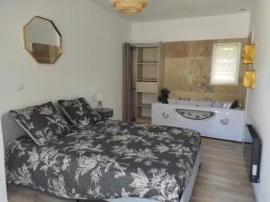 1 dormitorio con 1 cama y baño con lavamanos en Le temps d une escale, en Lambesc