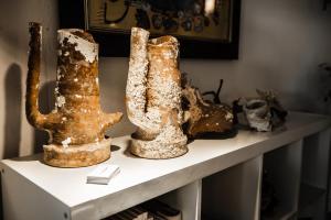 a shelf with three old boots on it at Giardino dell'impossibile di Antonino Campo in Favignana