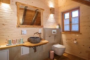 y baño con lavabo y aseo. en Kranzegger Bergheimat en Rettenberg