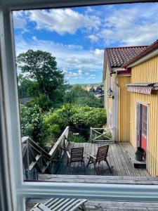 desde la ventana de una terraza con sillas en Gästhus med utsikt över Drottningholms slott, en Drottningholm