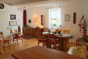 een woonkamer met een eettafel en stoelen bij Ferienwohnung Backhaus in Goslar