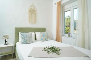 A bed or beds in a room at Meji House