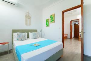 A bed or beds in a room at Meji House