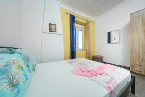 A bed or beds in a room at Meji House