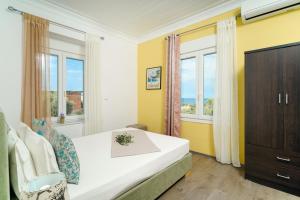 A bed or beds in a room at Meji House