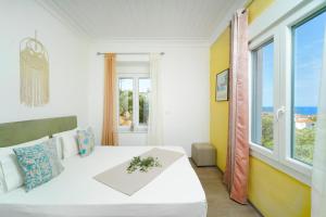 1 dormitorio con 1 cama y vistas al océano en Meji House, en Skala Kallirakhis