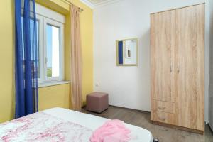 A bed or beds in a room at Meji House