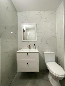阿盧克斯內的住宿－Studio apartamenti，白色的浴室设有卫生间和镜子