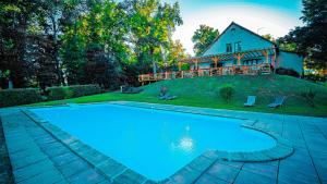 Bazén v ubytování Le Chalet Montégut nebo v jeho okolí