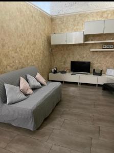 sala de estar con sofá y TV en JASMINE HOUSE, en Triggiano