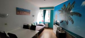 a living room with a table and a couch at Studio 2/4p avec salle de bain privé in Ostend