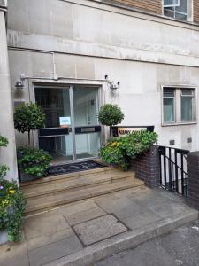 una entrada a un edificio con ventana y plantas en Heart of the city. Perfect for attractions & West End en Londres