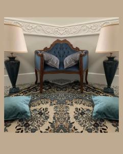 un divano blu in soggiorno con due lampade di Palazzo Samà a Catanzaro