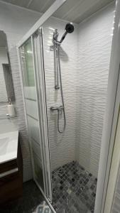 eine Dusche im Bad mit Glastür in der Unterkunft Studio près de la mer in Port-Vendres