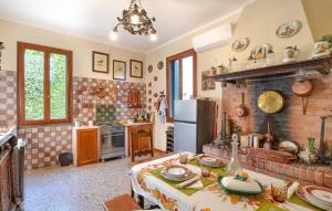 kuchnia ze stołem i lodówką w obiekcie Dimora Castiglioni w Lido di Venezia