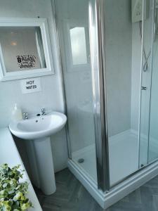 Islay Frigate Hotelにあるバスルーム