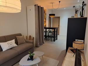 ein Wohnzimmer mit einem Sofa und einem Tisch in der Unterkunft Grand Studio Luxe in Sète