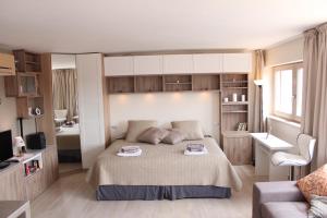 Panoramic Luxury Little Penthouse في فلورنسا: غرفة نوم مع سرير وغرفة معيشة