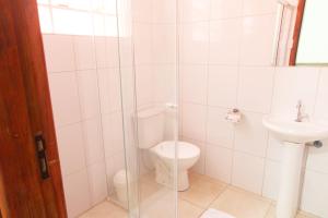 bagno con servizi igienici e lavandino di Hotel Perez a Pouso Alegre