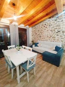 A seating area at CASA RURAL LA TORRITA