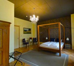 Ένα ή περισσότερα κρεβάτια σε δωμάτιο στο Alpenrose Hotel and Gardens