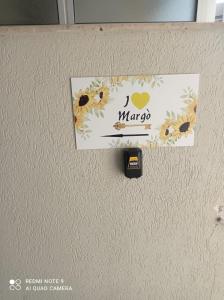 una señal que dice mapaches colgando de una pared en I Love Margò, en Torre a Mare