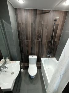 łazienka z toaletą, umywalką i wanną w obiekcie Квартира рядом с ЦОНом,с гостиничным сервисом. w mieście Pietropawłowsk Kamczacki