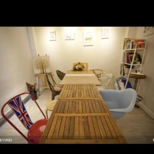 una habitación con mesas y sillas en una habitación en Isu Art Retreat 이수 아트 리트릿, en Seúl