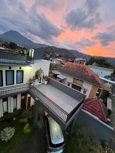 widok na balkon domu z samochodem w obiekcie Sudji's House w mieście Batu