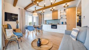 Kuchyňa alebo kuchynka v ubytovaní Apartamenty Sun & Snow Port Krynica przy porcie i promenadzie
