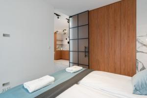 Posteľ alebo postele v izbe v ubytovaní Wilczak Apartment with FREE GARAGE Poznań by Noclegi Renters
