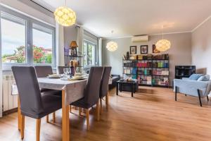 Posedenie v ubytovaní Modern and Elegant Apartment in a Quiet Part of Pula