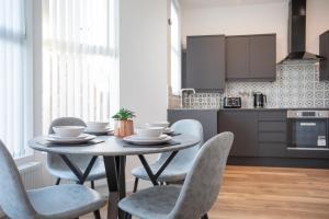 uma cozinha com mesa e cadeiras num quarto em Central Avenue Apartment em Belfast